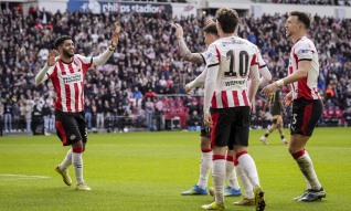 PSV Eindhoven sagra-se tricampeão neerlandês de futebol