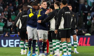 Viktor Gyökeres aplaudido antes do jogo no regresso a Alvalade
