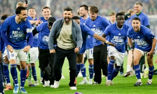 Schalke 04 confirma regresso à Liga alemã três anos depois