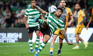 Sporting goleia Vitória de Guimarães e iguala Benfica no segundo lugar