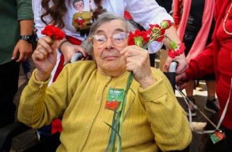 Câmara de Lisboa vai descerrar placa de homenagem a "Celeste dos Cravos" no 25 de Abril