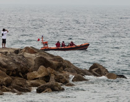 Autoridades suspendem buscas por jovem desaparecido em praia da Costa da Caparica