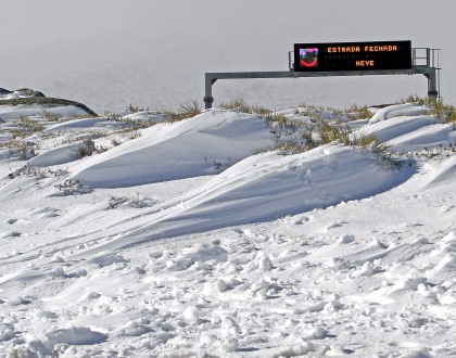 Estrada de acesso à Serra da Estrela cortada devido à neve