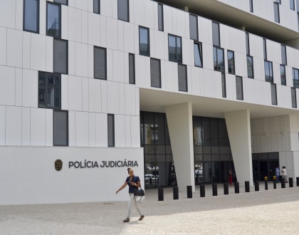 Jovem ferida após disparos contra casal na via pública no Seixal