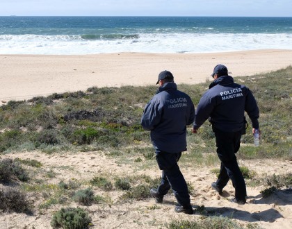 Barco de pesca naufraga ao largo de Sines e tripulação de sete pescadores a salvo