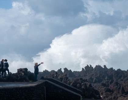 Ilhas dos Açores sob a influência de agitação marítima, precipitação e vento forte