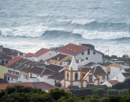 Agitação marítima, vento e chuva forte nos Açores devido a superfície frontal fria
