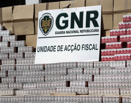 GNR apreende mais de dois milhões de cigarros e detém três homens em Guimarães