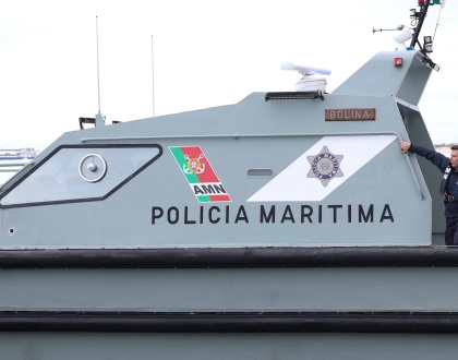 Polícia Marítima apreende 124 bidões de combustível à deriva no mar no Algarve