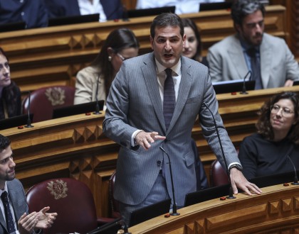 Líder parlamentar do PSD diz que vai falar com deputados envolvidos no caso Tutti Frutti