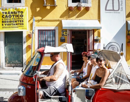 Tuk-tuk em marcha lenta quinta-feira em Sintra contra novas regras de estacionamento