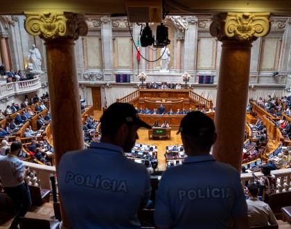 Parlamento aprovou distribuição de lugares no hemiciclo com protestos do Livre e troca de acusações