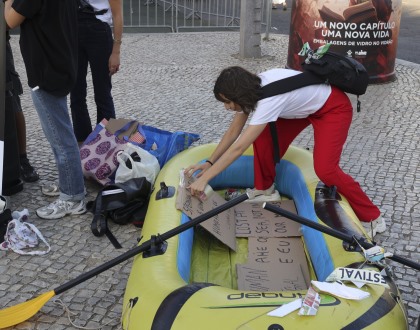 Coletivo Humans Before Borders faz vigília em homenagem a refugiados