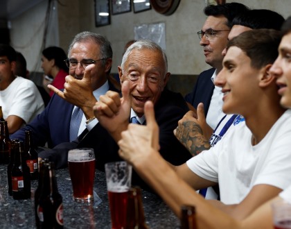 Rabo de Peixe pôs Marcelo a conduzir um barco de pesca e a beber 