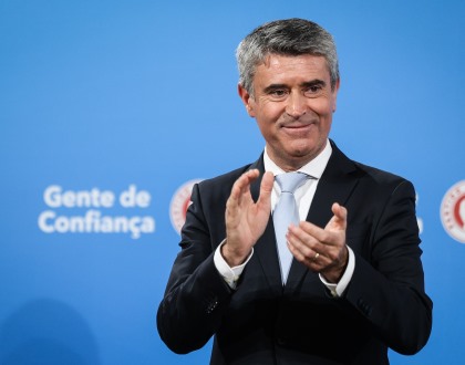 Carneiro vai propor à Comissão Política do PS abstenção na generalidade do OE2026
