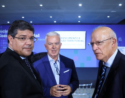 Santos Silva vê com “toda a naturalidade” apoio do PS a Seguro nas presidenciais