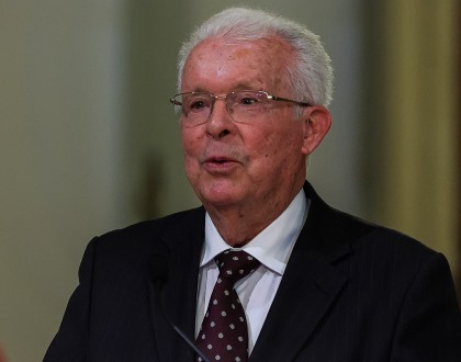Ministro condecora tenente-general Alípio Tomé Pinto por “elevada competência” na comissão do 25 de novembro