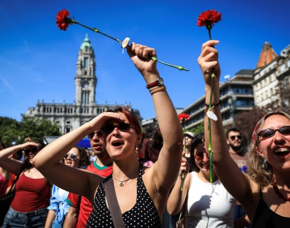25 Abril: De cravos ao peito milhares de pessoas pintaram o Porto de Liberdade