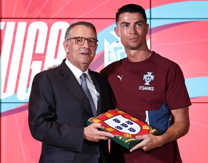 Presidente entrega bandeira de Portugal à comitiva para ser usada na final