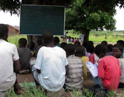 Moçambique avalia mudanças para se evitar alunos a estudar debaixo das árvores