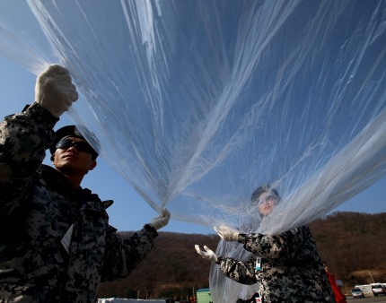 Coreia do Norte envia 600 balões com lixo para Coreia do Sul
