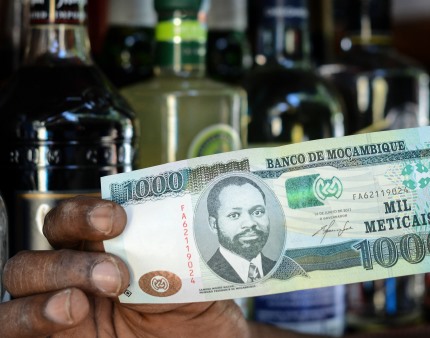 Governador do Banco de Moçambique alerta que dívida não pode continuar a crescer