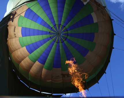 Balão de ar quente cai e causa morte de oito dos 21 passageiros no sul do Brasil