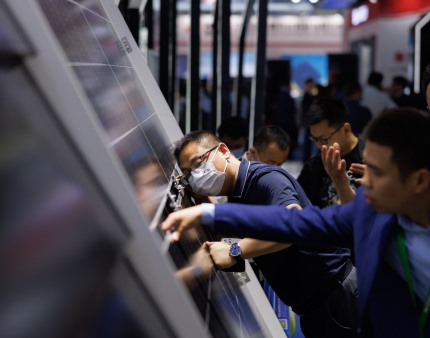 China está a construir 74% de todos os projetos solares e eólicos em curso - relatório