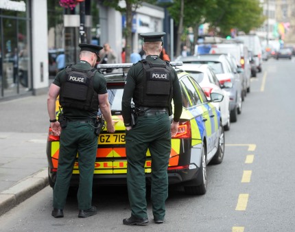 Operações policiais em Belfast após explosão de carro-bomba