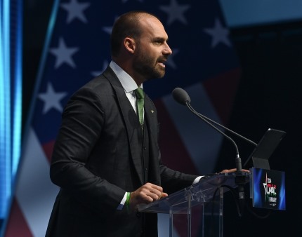 Polícia ordena "retorno imediato" de Eduardo Bolsonaro ao Brasil