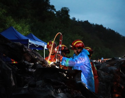 Pelo menos 36 mortos em desabamento de autoestrada no sul da China