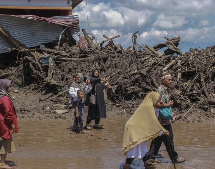 Sobe para 34 o número de mortos em inundações repentinas na Indonésia