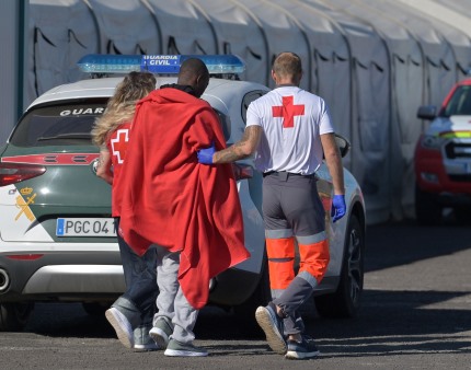 Resgatados 141 migrantes à deriva num barco clandestino ao largo da Mauritânia