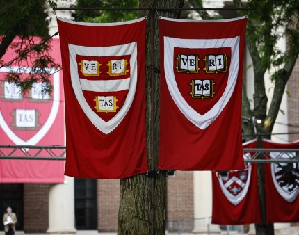 Universidade de Harvard autorizada por juíza a inscrever alunos internacionais