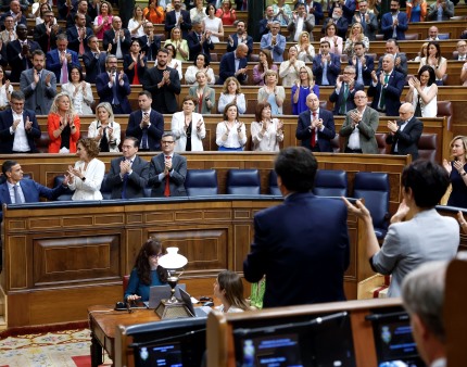 Sánchez afasta financiamento ilegal no PSOE entre gritos de "demissão" de deputados