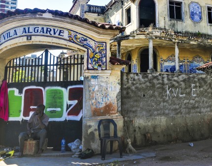 Nas ruínas do terror da PIDE em Maputo só o sapateiro Celestino dá vida à Vila Algarve após 50 anos