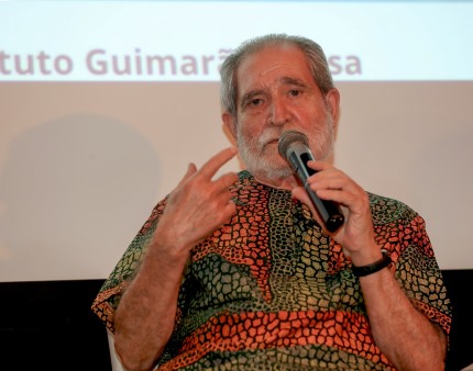 “Está na altura de os africanos pensarem pela sua própria cabeça”, diz Pepetela