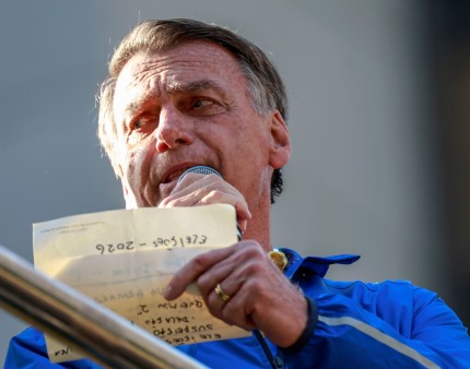 Bolsonaro fala em "suprema humilhação" e nega intenção de fugir do Brasil
