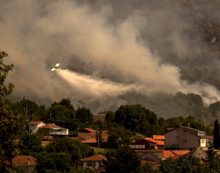 Dois incêndios na Galiza e Andaluzia obrigam a evacuações de casas e hotéis