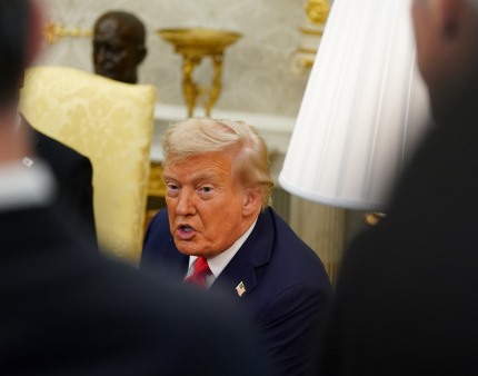 Trump quer pena de prisão para quem queimar bandeira dos EUA