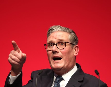 PM Keir Starmer alerta para racismo contra imigrantes no Reino Unido