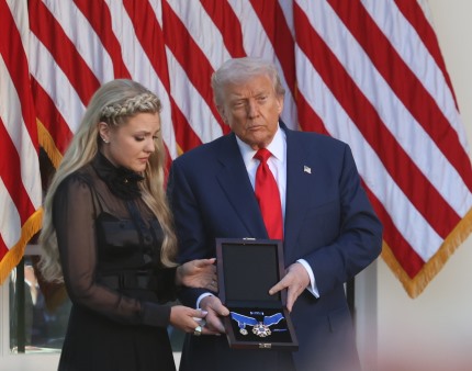 Donald Trump atribui a Charlie Kirk a mais alta honra civil dos EUA