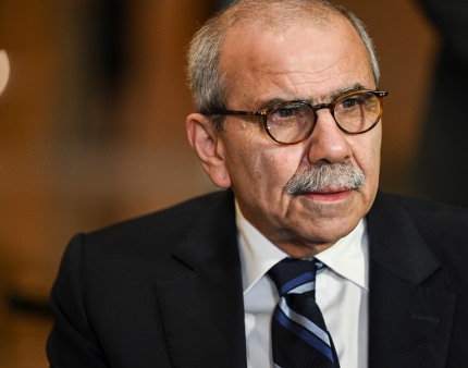 Líbano proíbe atividades militares do Hezbollah e exige entrega de armas