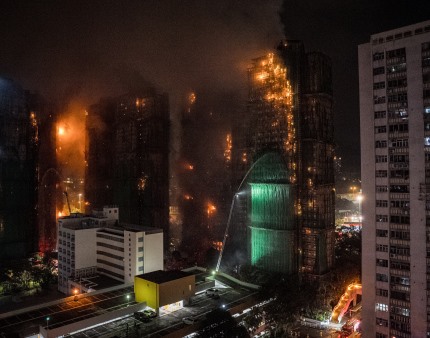 Empreiteiros de Hong Kong prometem proibição de fumar em estaleiros após incêndio mortal