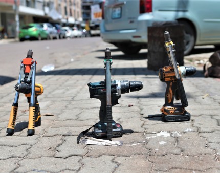 Furto de acessórios nos carros cria mercado de rebitagem em Maputo para dar segurança