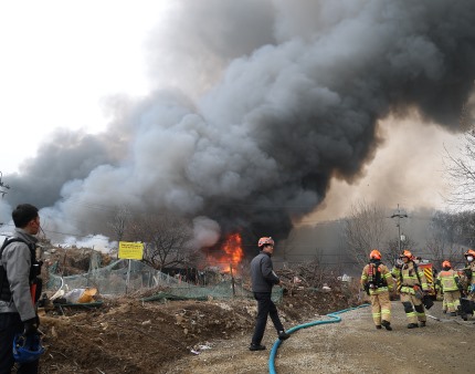 Incêndio em Seul obriga a tirar mais de 250 pessoas de bairro precário