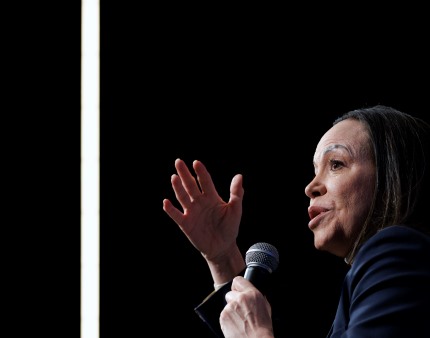 Corina Machado diz confiar numa “transição pacífica” de poder na Venezuela