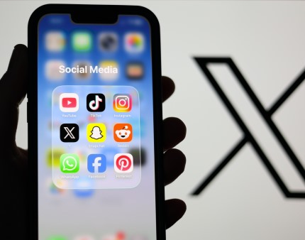 Rede social X com falhas no serviço a nível global