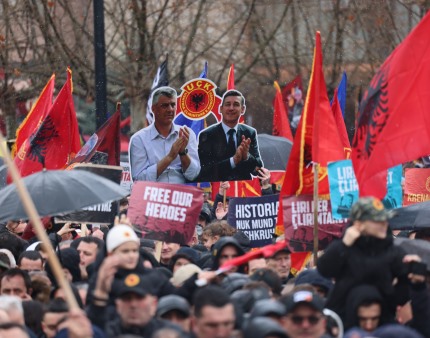 Kosovares nas ruas de Pristina para apoiar guerrilheiros julgados por crimes de guerra