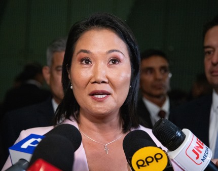 Fujimori afirma ter força para governar Peru mas é acusada de liderar "pacto mafioso"